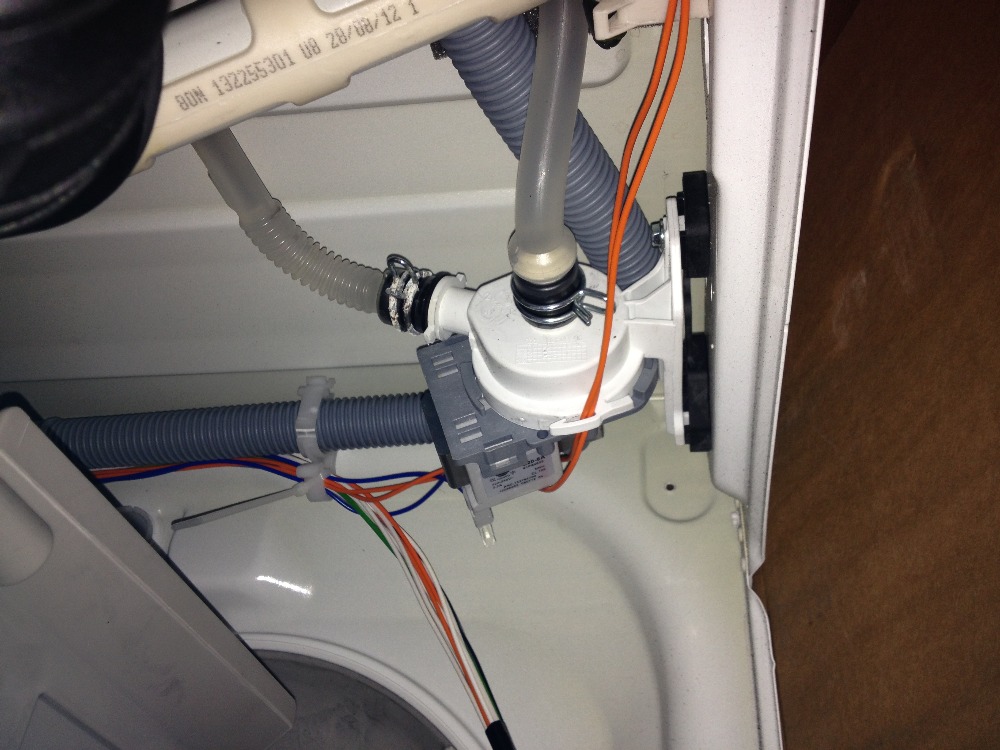 Занусси стиральная не сливает воду. Стиральная машинка Индезит система слива воды. Насос стиральной машины Samsung сливной.