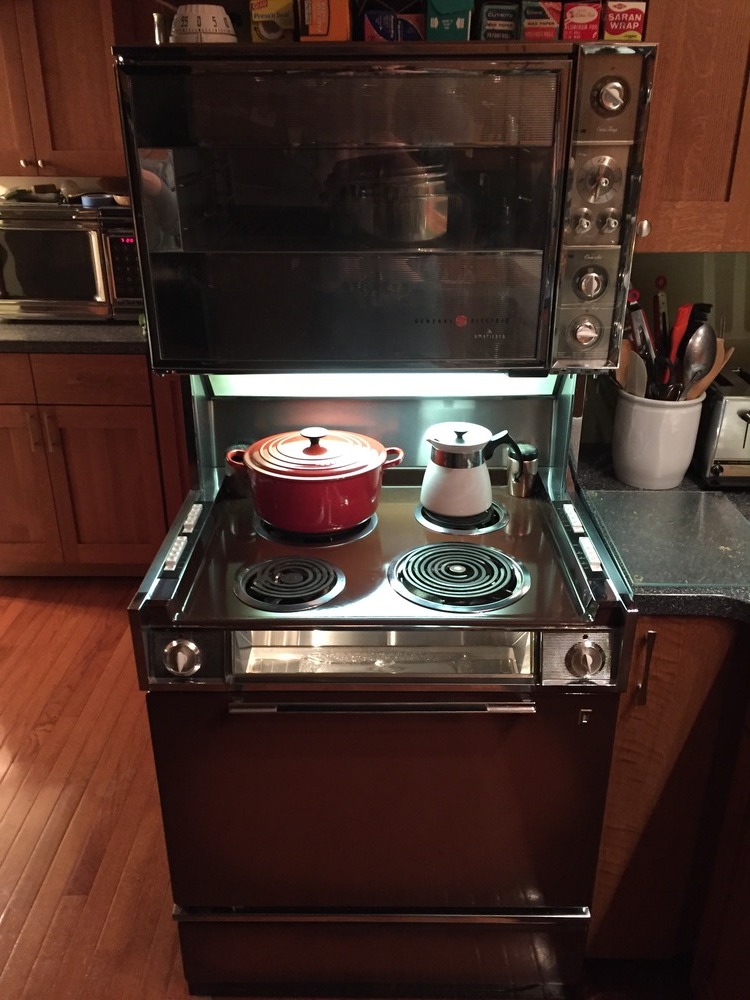 Vintage GE Americana electric range w/rotisserie oven 300